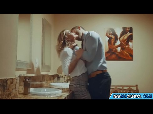 ❤️ Pamene blonde wabusty akunyengererani m'chimbudzi cha anthu onse Kanema wolaula pa ny.eviewporn.ru ☑